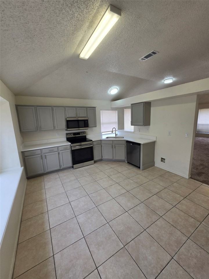 1105 Rosewood Ln - Photo 4 of 10