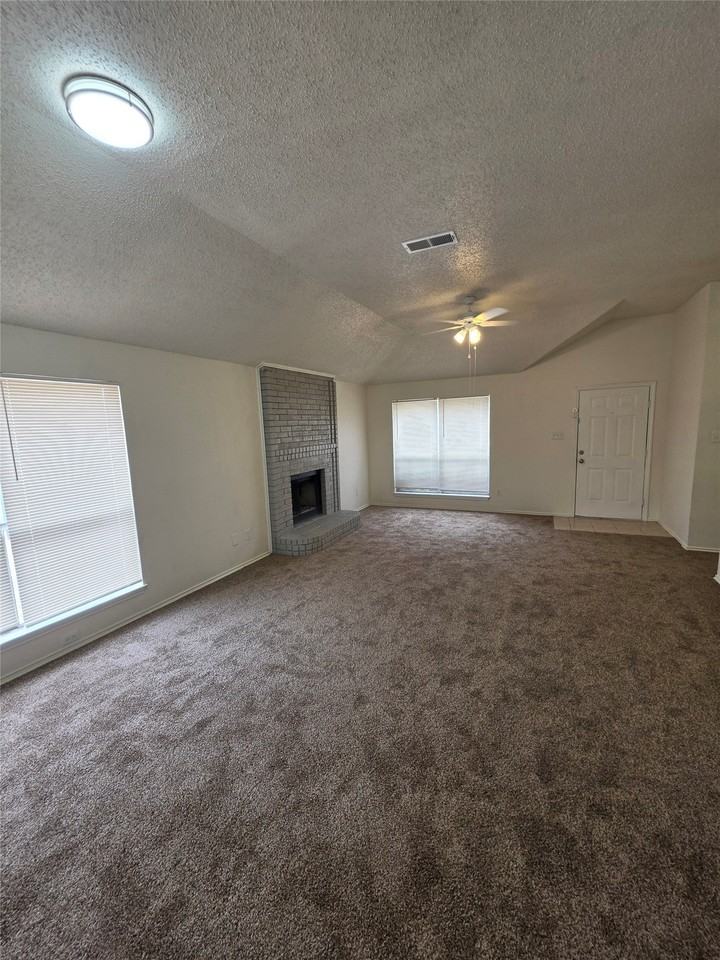 1105 Rosewood Ln - Photo 5 of 10