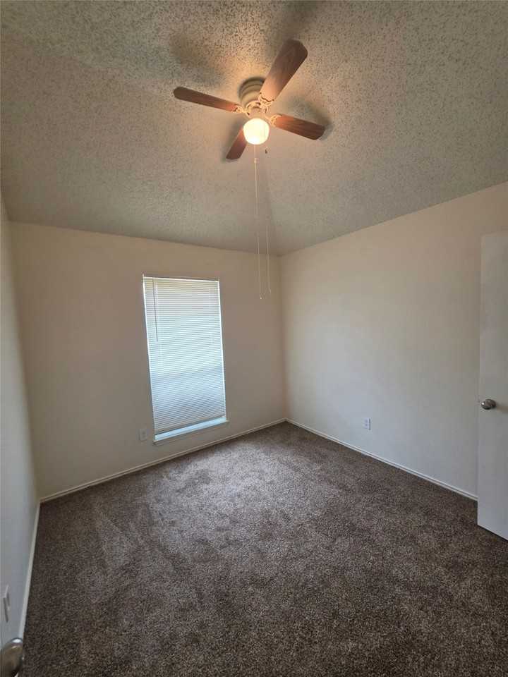 1105 Rosewood Ln - Photo 6 of 10