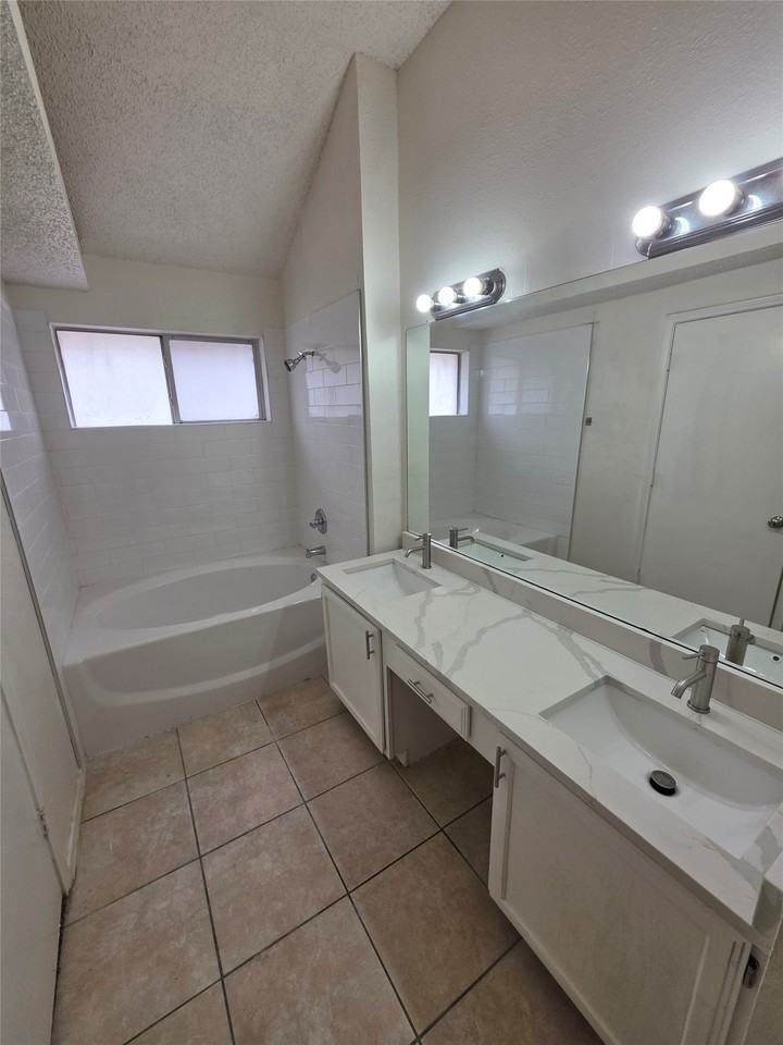 1105 Rosewood Ln - Photo 7 of 10