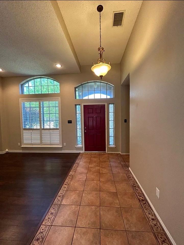 1606 Waterford Dr - Photo 2 of 21