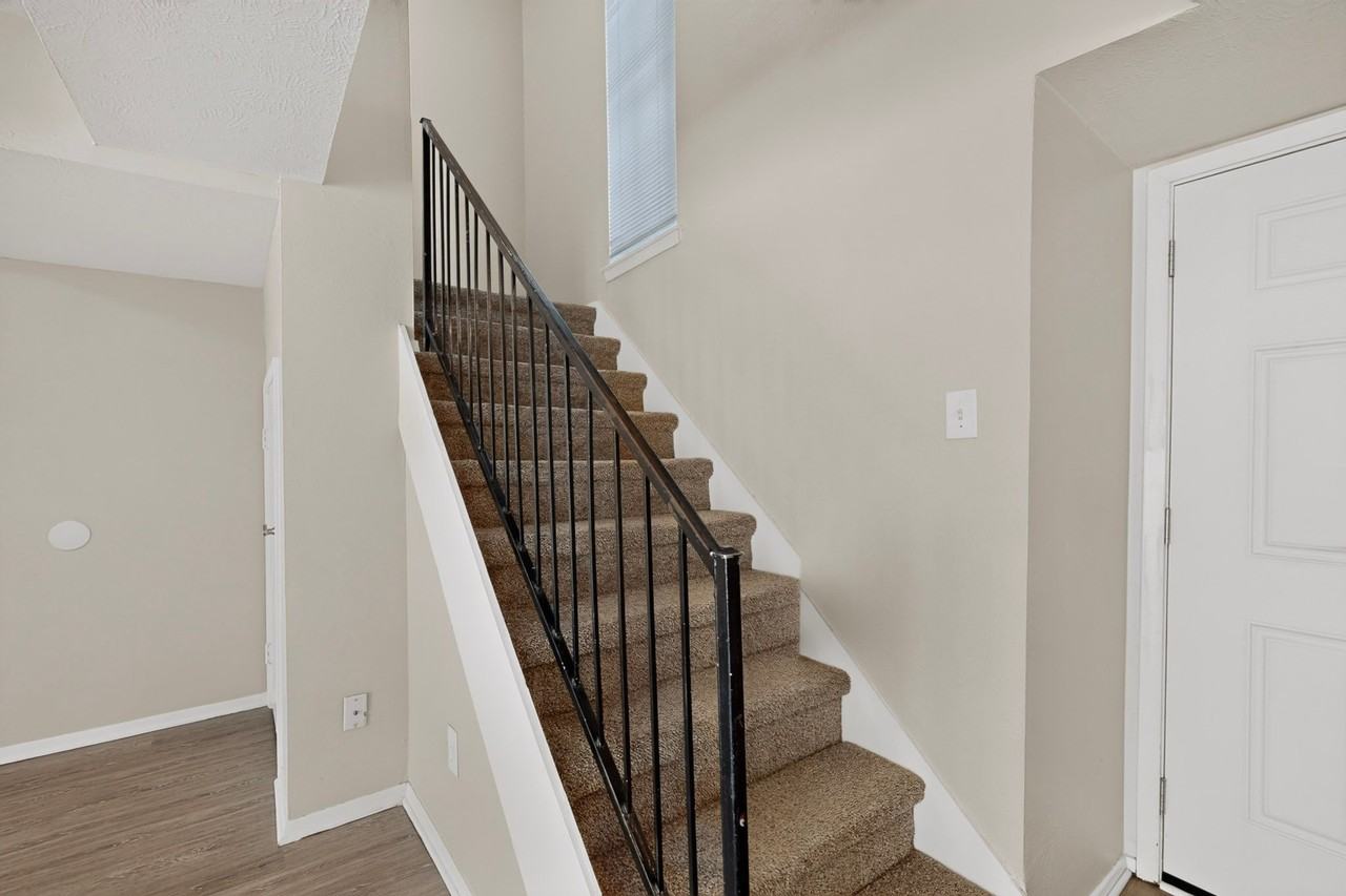 1949 Shorewood Dr - Photo 6 of 32