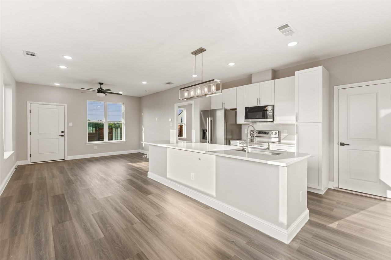 825 Premier Pkwy - Photo 2 of 15