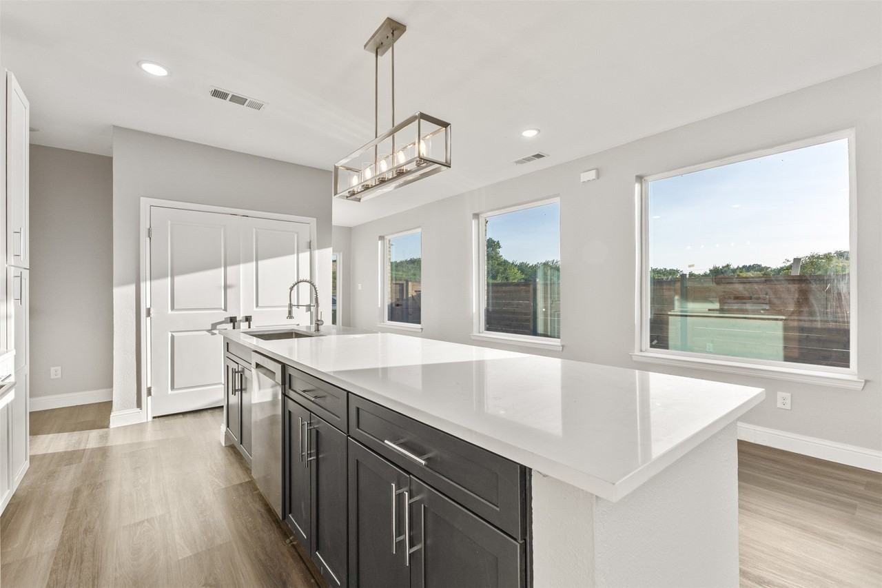 825 Premier Pkwy - Photo 4 of 15