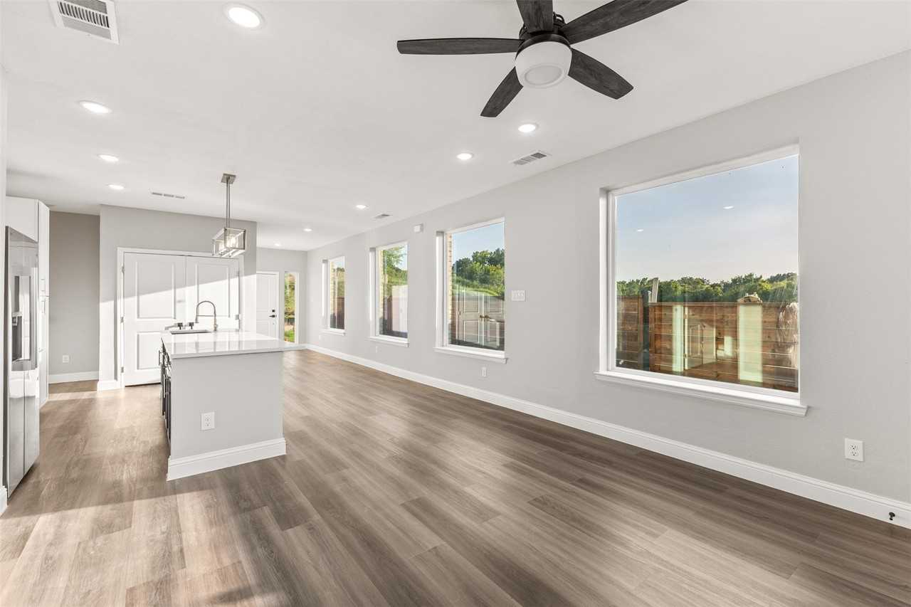 825 Premier Pkwy - Photo 5 of 15