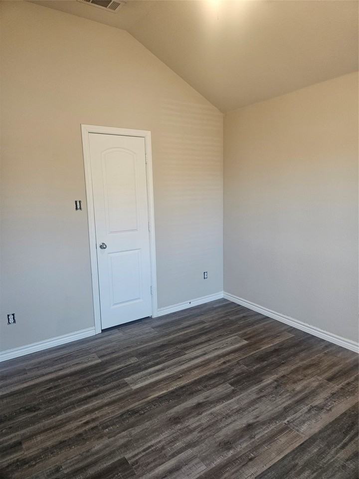 1707 Griffin Ln - Photo 3 of 24