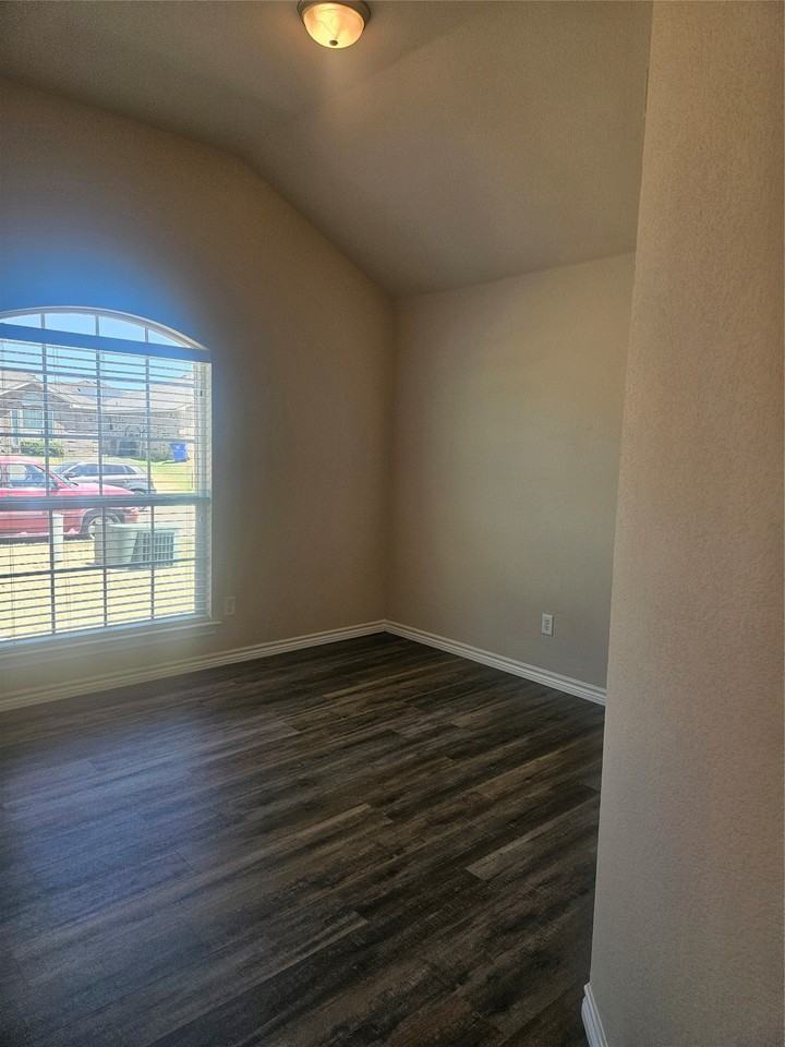 1707 Griffin Ln - Photo 4 of 24