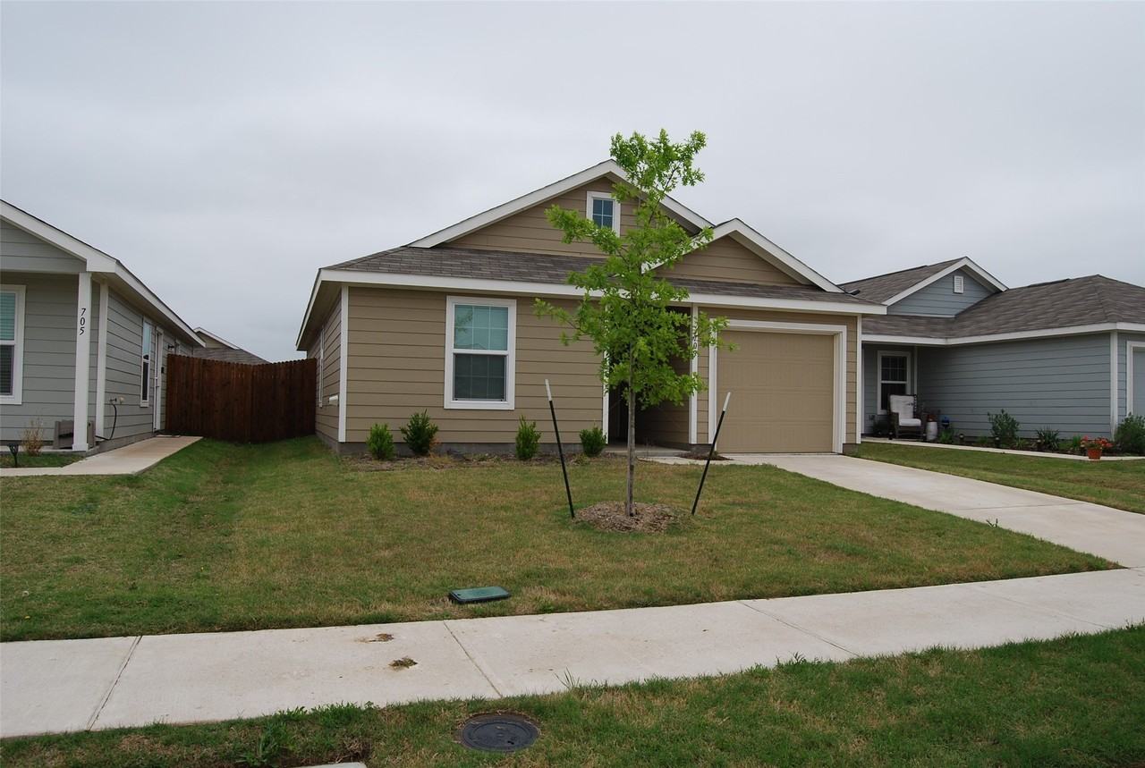 709 Slocum Way - Photo 3 of 17