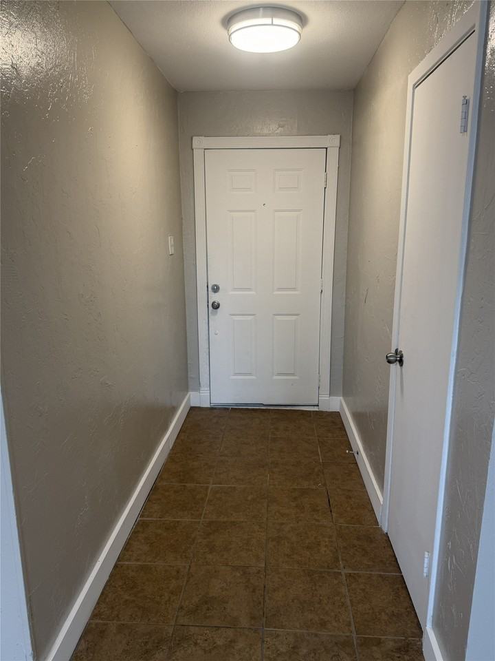 1021 Quebec Dr - Photo 3 of 15