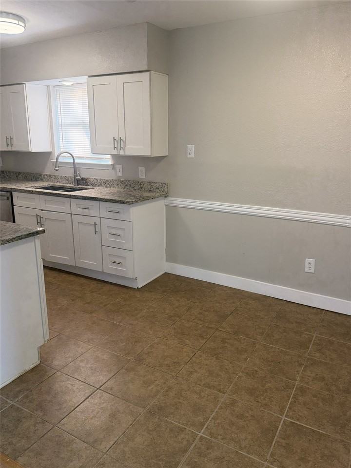 1021 Quebec Dr - Photo 5 of 15