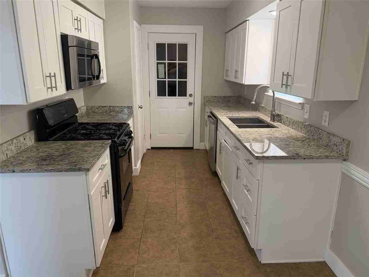 1021 Quebec Dr - Photo 6 of 15