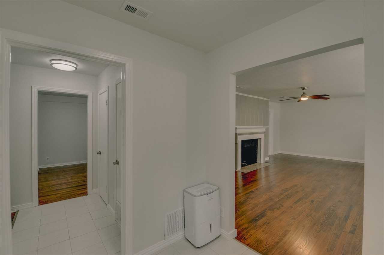 1100 Wade Hampton St - Photo 5 of 28