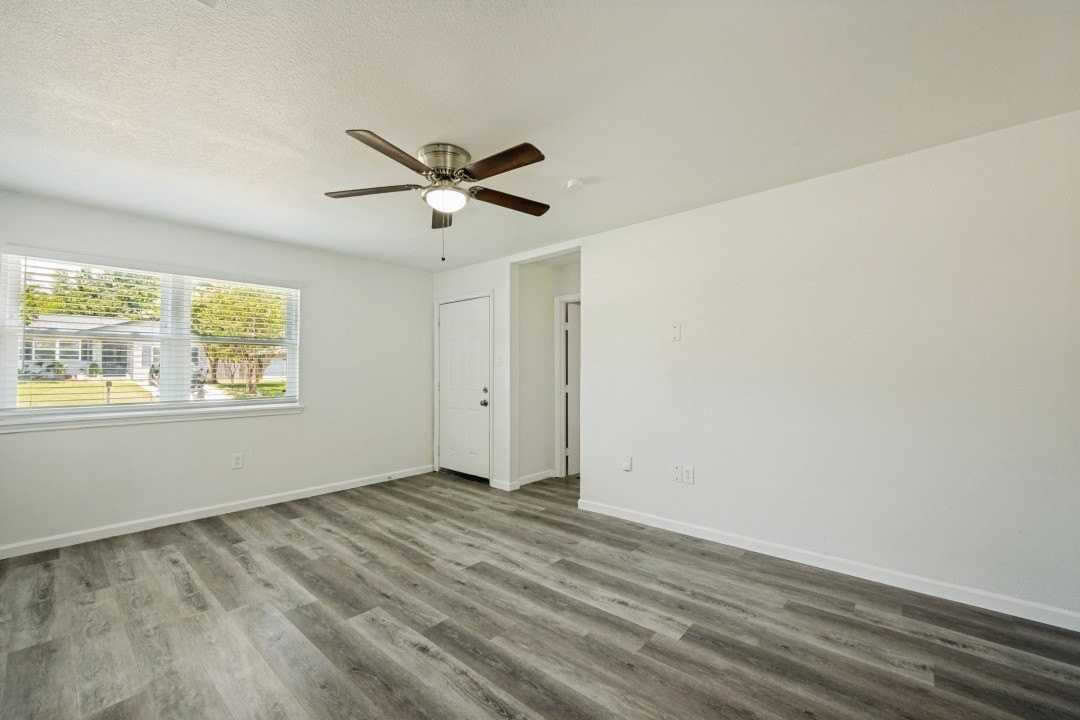 411 Hillcrest St - Photo 4 of 24
