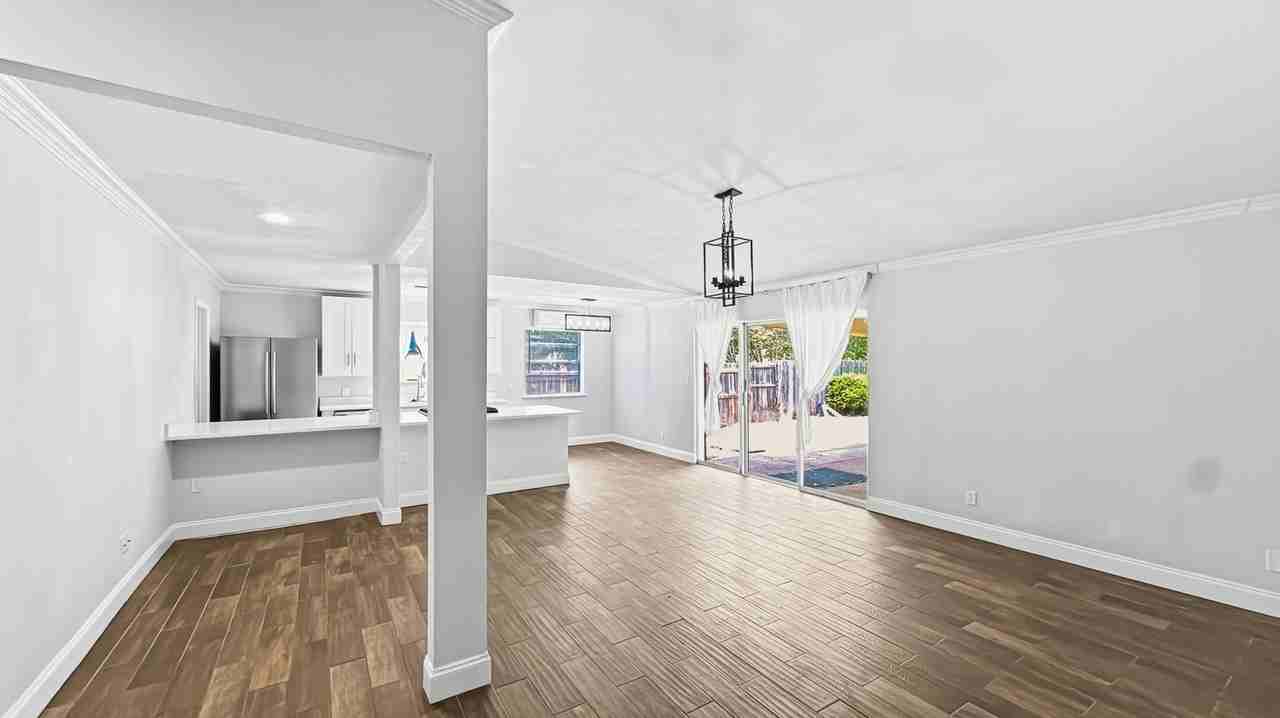1421 Meadowcrest Dr - Photo 2 of 13