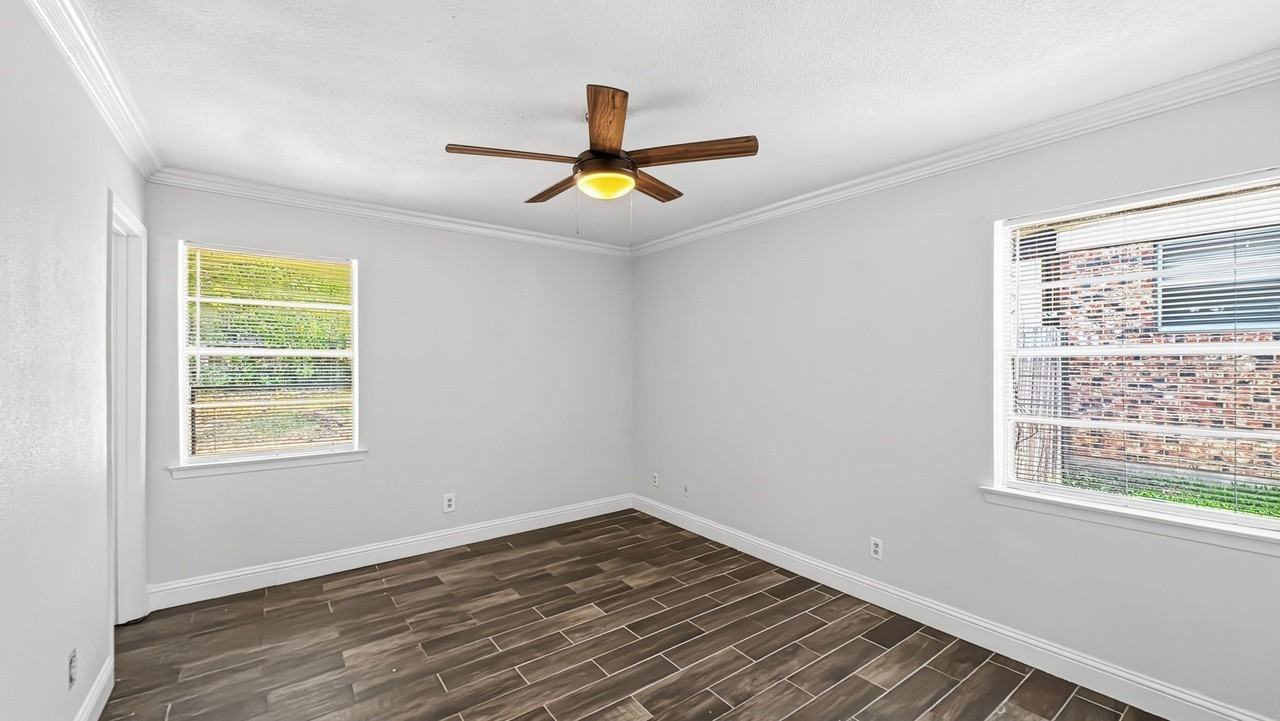 1421 Meadowcrest Dr - Photo 5 of 13