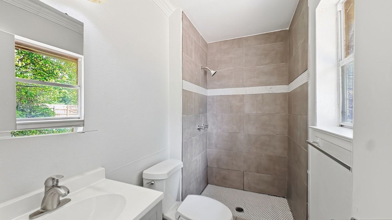 1421 Meadowcrest Dr - Photo 6 of 13
