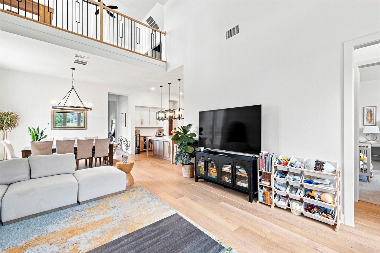 15561 Songbird St - Photo 5 of 40