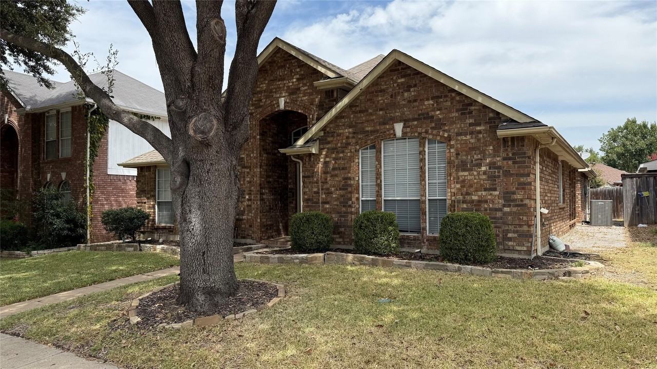 1629 Bennington Dr - Photo 3 of 25
