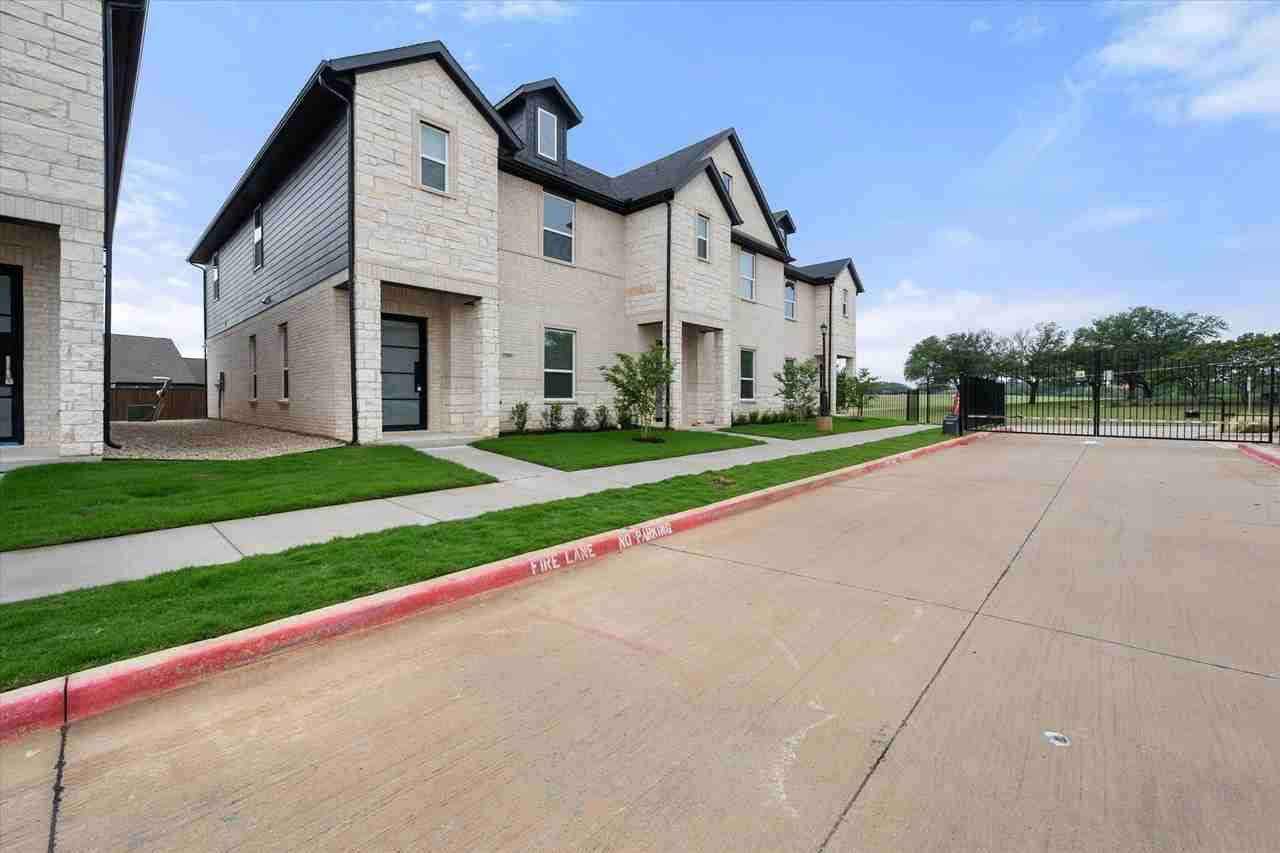 2362 Spring Park Blvd - Photo 4 of 31