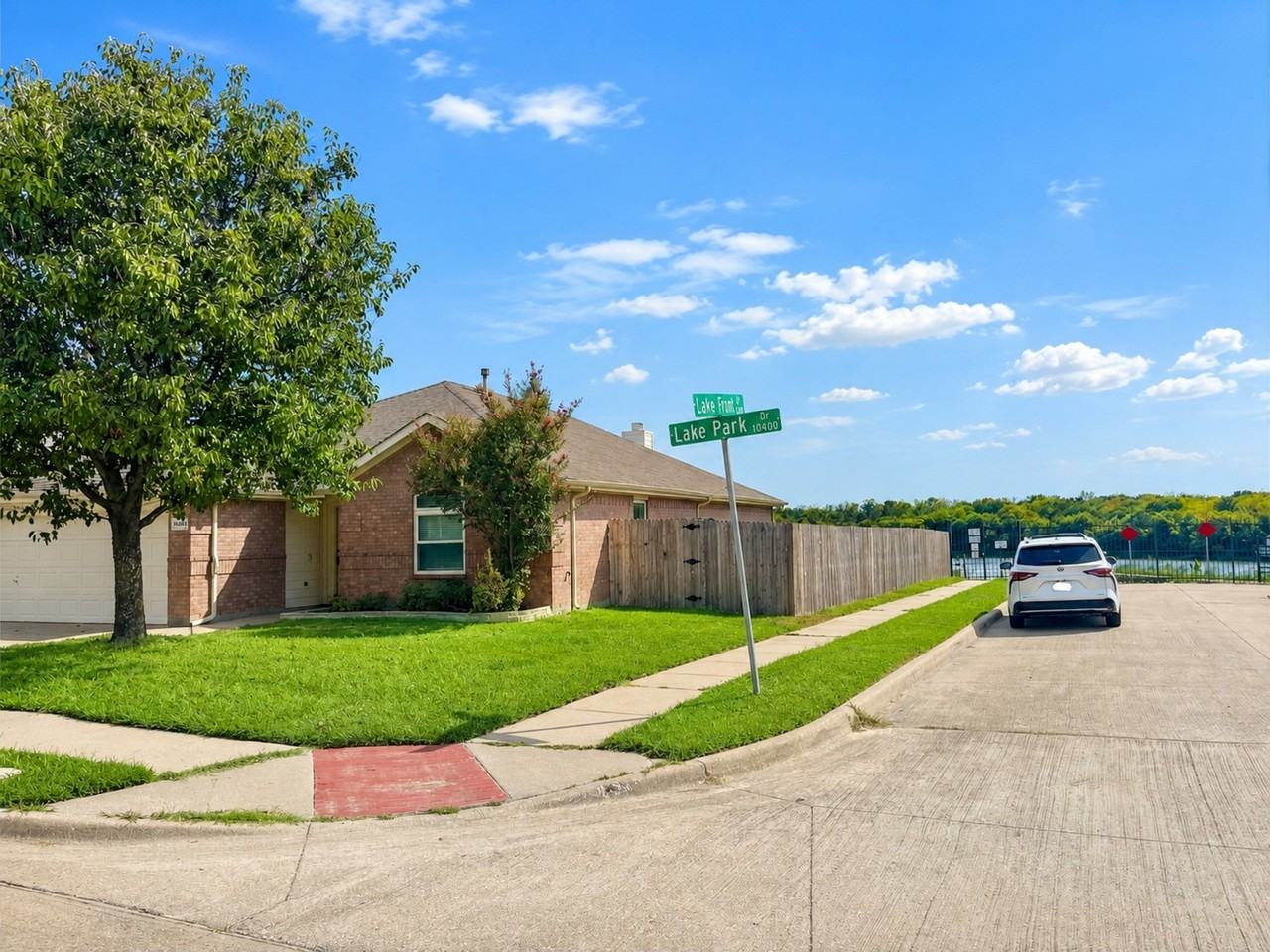 10400 Lake Park Dr - Photo 4 of 20