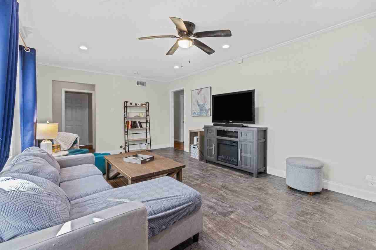 942 Longfellow St - Photo 4 of 26
