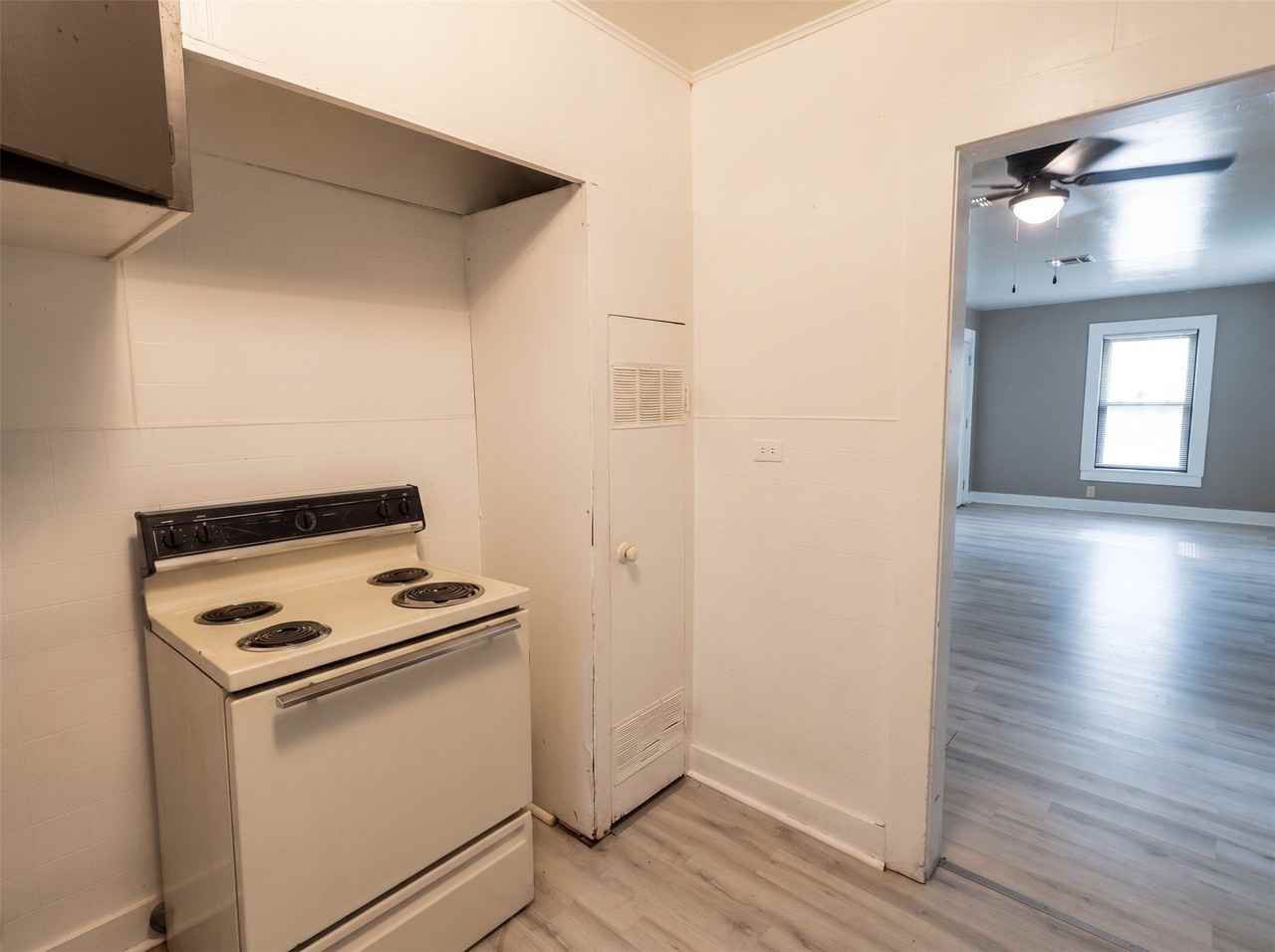 504 Yarborough St - Photo 5 of 15