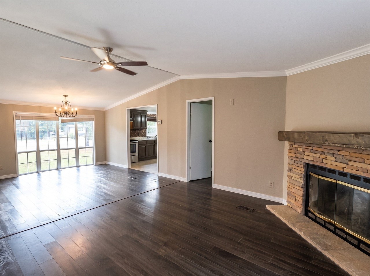 1304 Hollow Oaks Ln - Photo 3 of 18