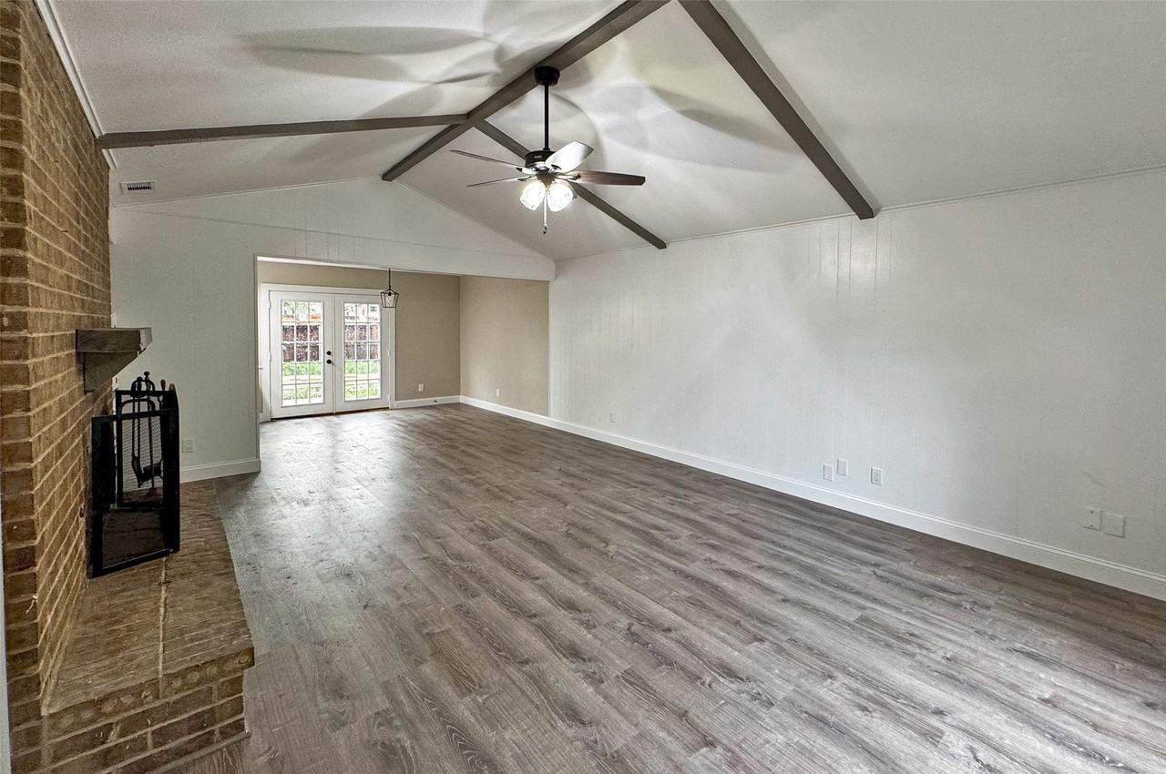 1713 Kingsbridge Dr - Photo 2 of 18