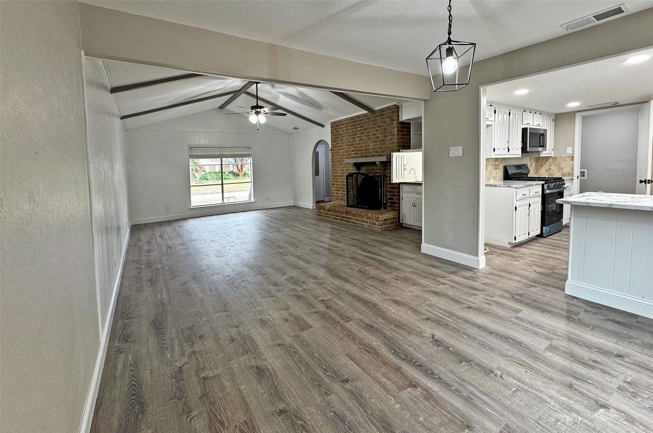 1713 Kingsbridge Dr - Photo 3 of 18