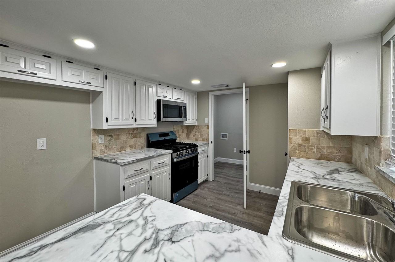 1713 Kingsbridge Dr - Photo 6 of 18