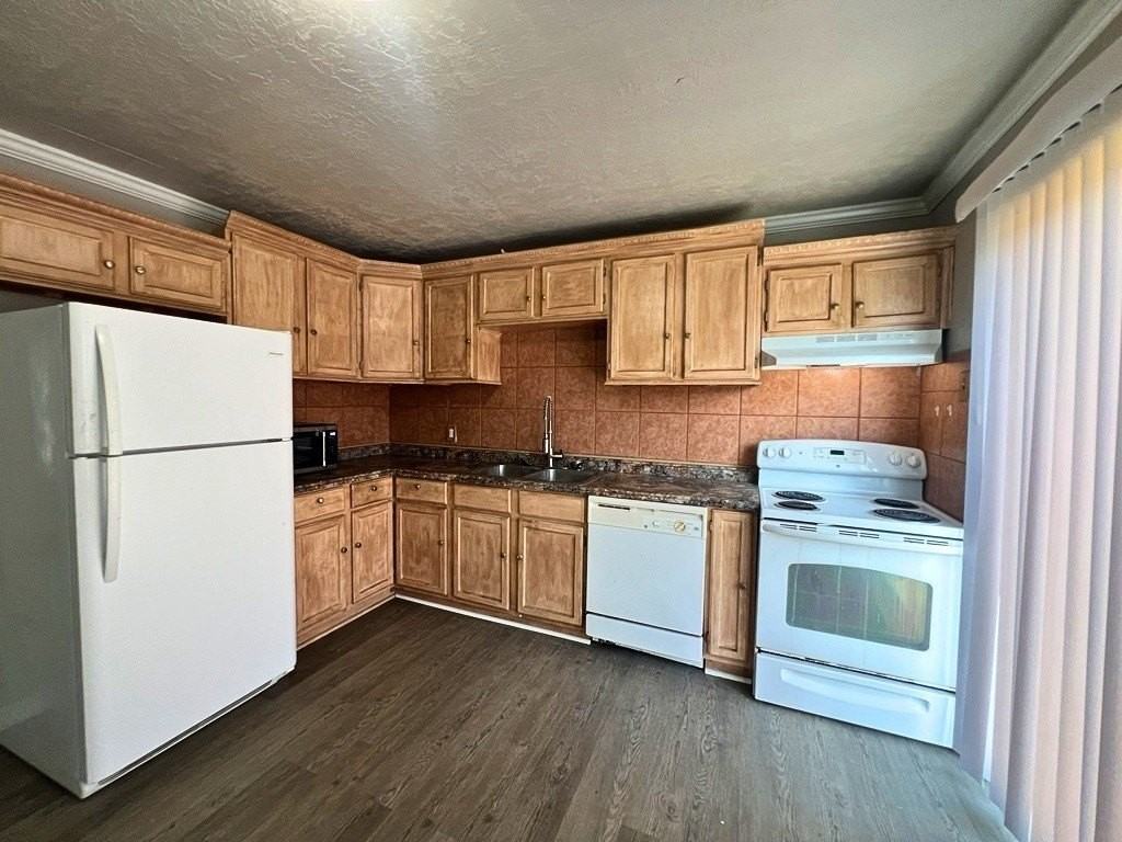 2326 Nw Lincoln Ave - Photo 4 of 13
