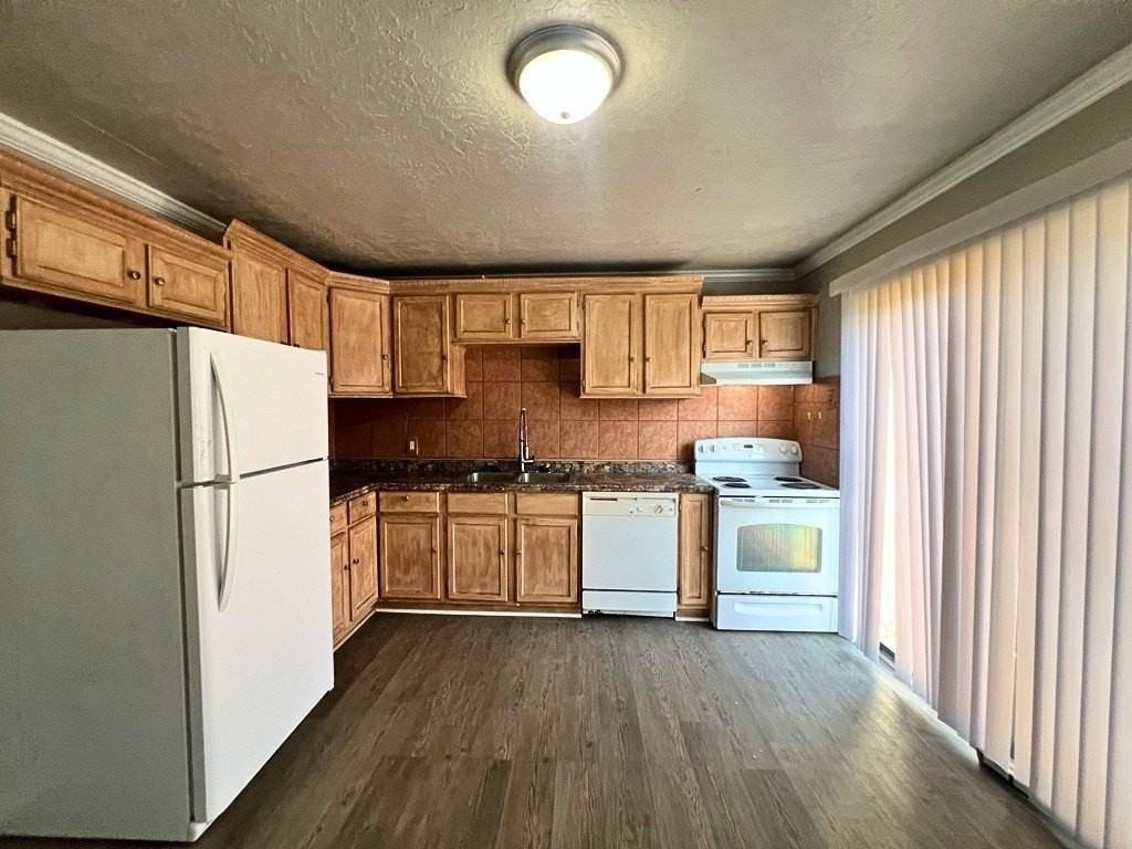 2326 Nw Lincoln Ave - Photo 5 of 13