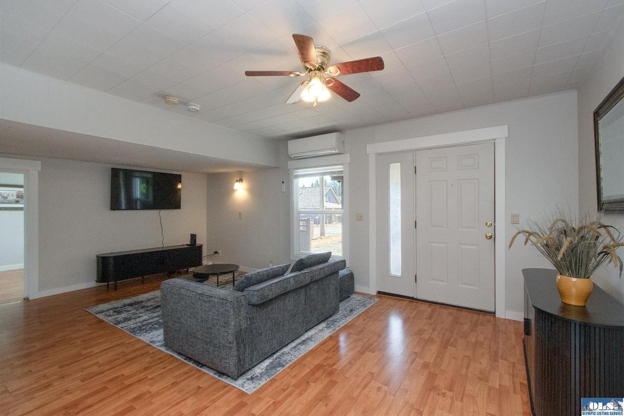 1031 Glenwood St - Photo 4 of 37