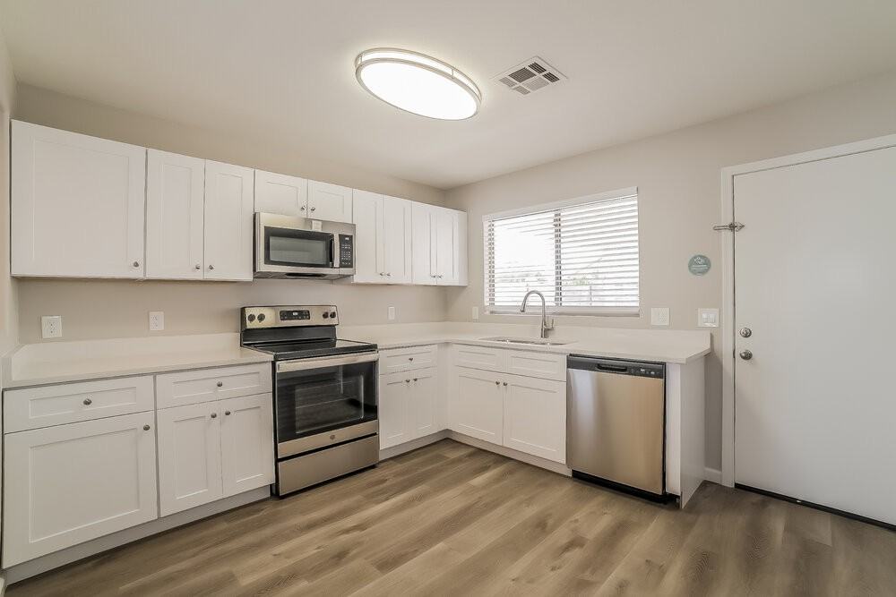 15905 W Elm St - Photo 5 of 16