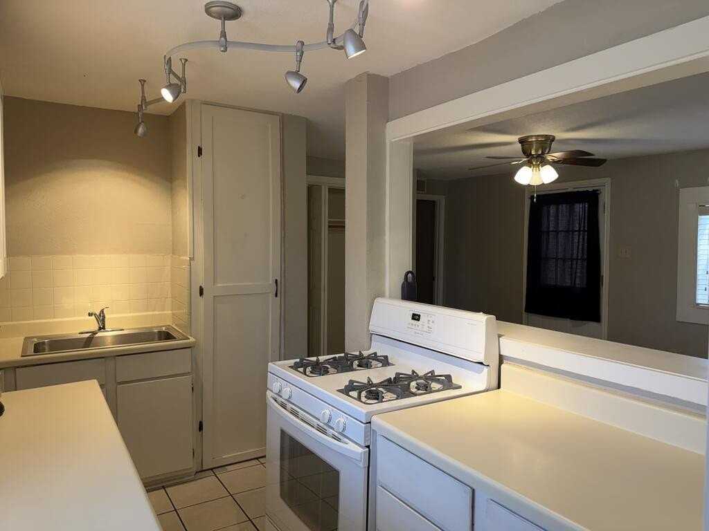 613 Storey Ave - Photo 4 of 12
