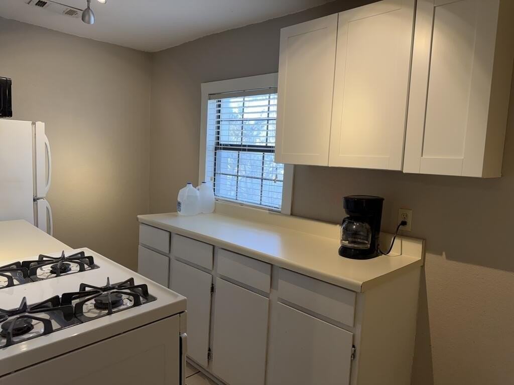 613 Storey Ave - Photo 5 of 12