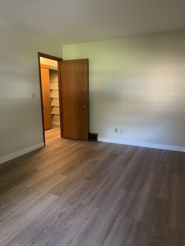 5213 Village Ct - Photo 5 of 6