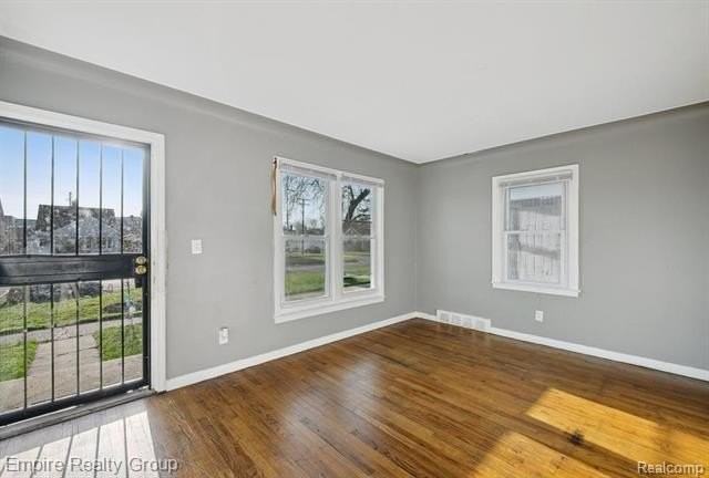 18417 Albion St - Photo 3 of 5