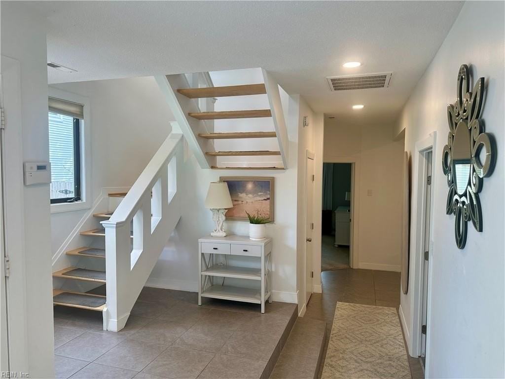 728 Surfside Ave - Photo 5 of 34