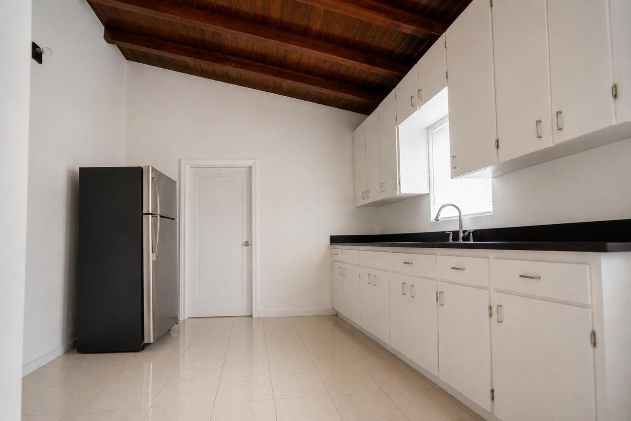 3219 Windsor Ave - Photo 3 of 9