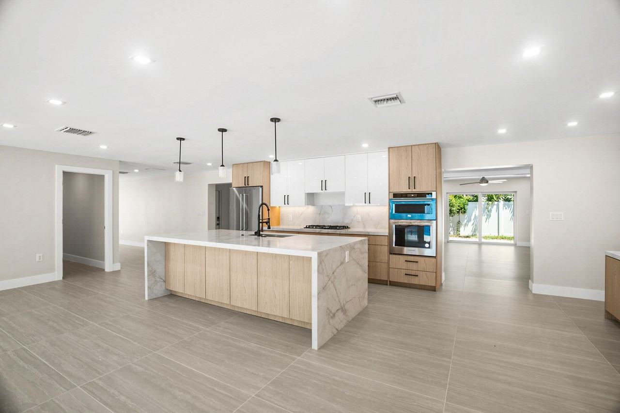 5496 Ne 22nd Ave - Photo 4 of 44