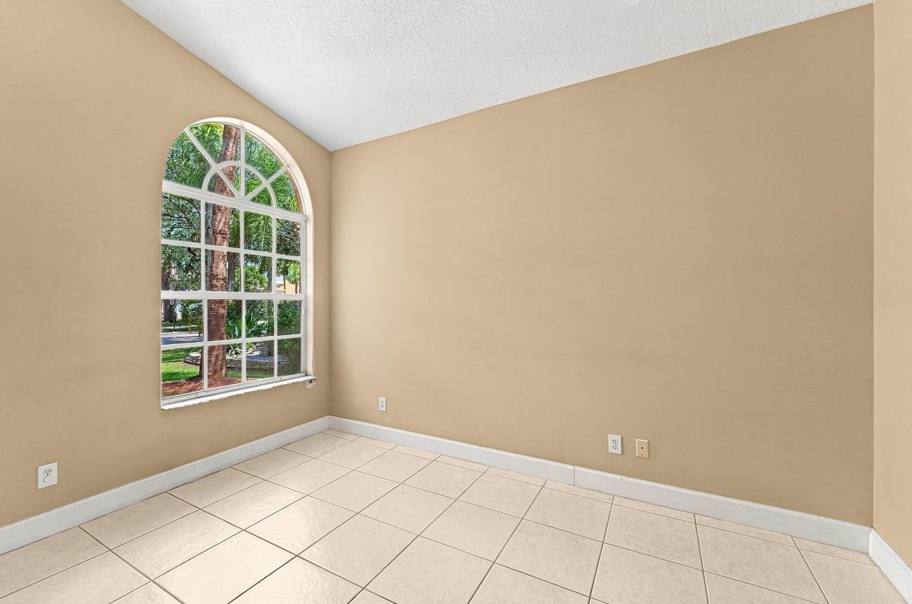 12376 Nw 53rd St - Photo 4 of 36
