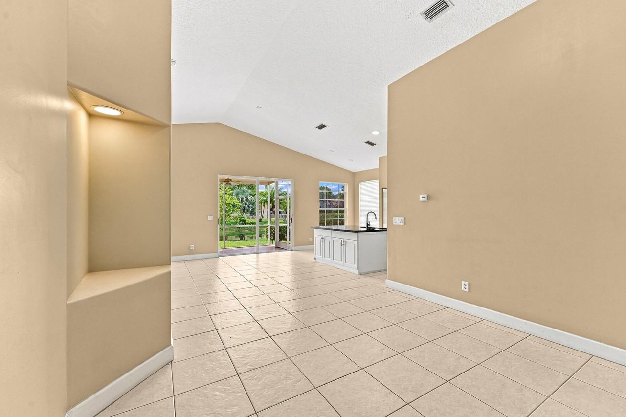 12376 Nw 53rd St - Photo 5 of 36