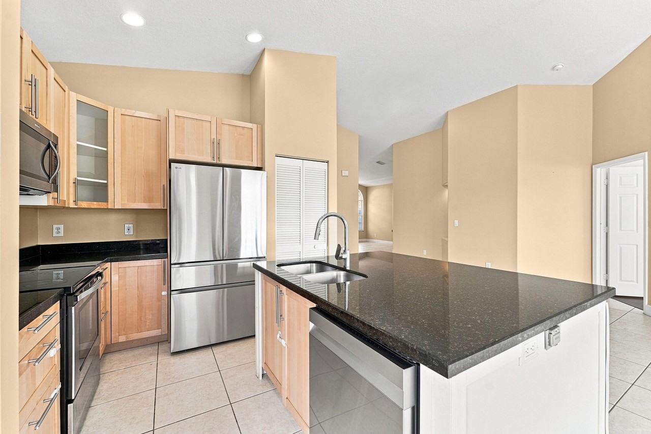 12376 Nw 53rd St - Photo 7 of 36