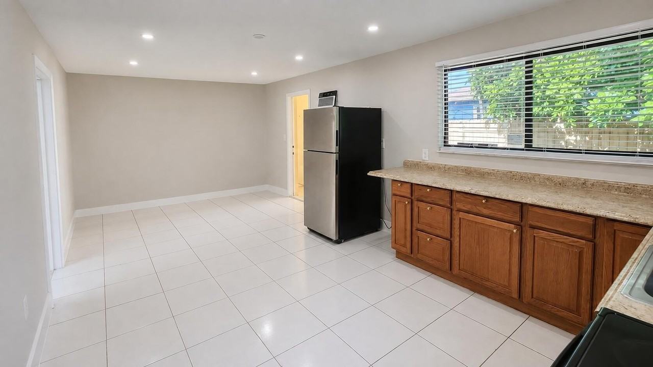 6220 Sw 27th St #3 - Photo 6 of 8