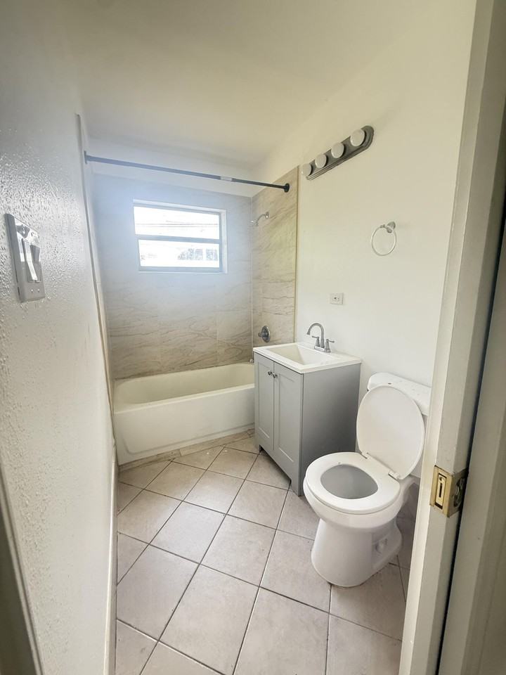 3530 Nw 1st Ct - Photo 6 of 9