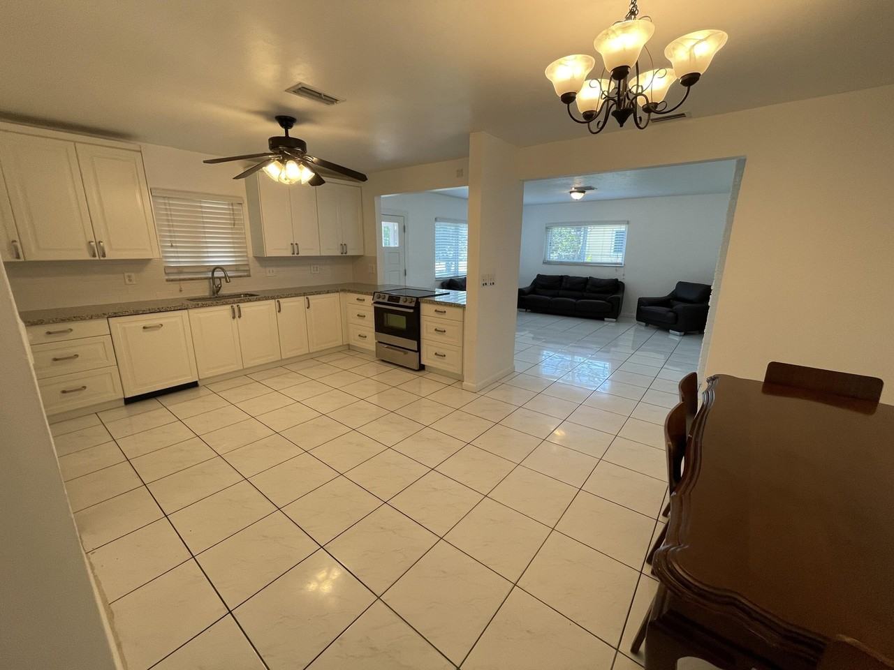845 Nw 10th Ave - Photo 5 of 25