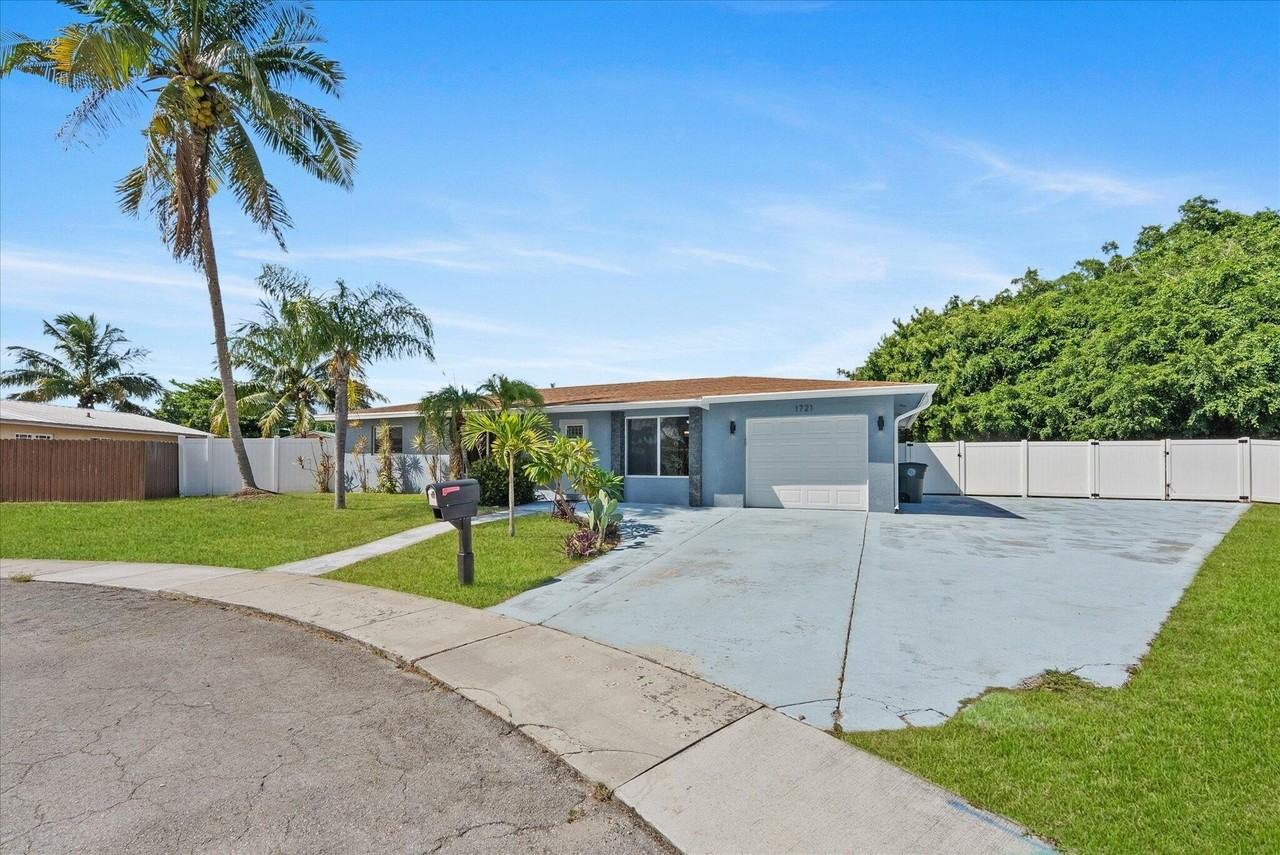 1721 Sw 10th St - Photo 2 of 34