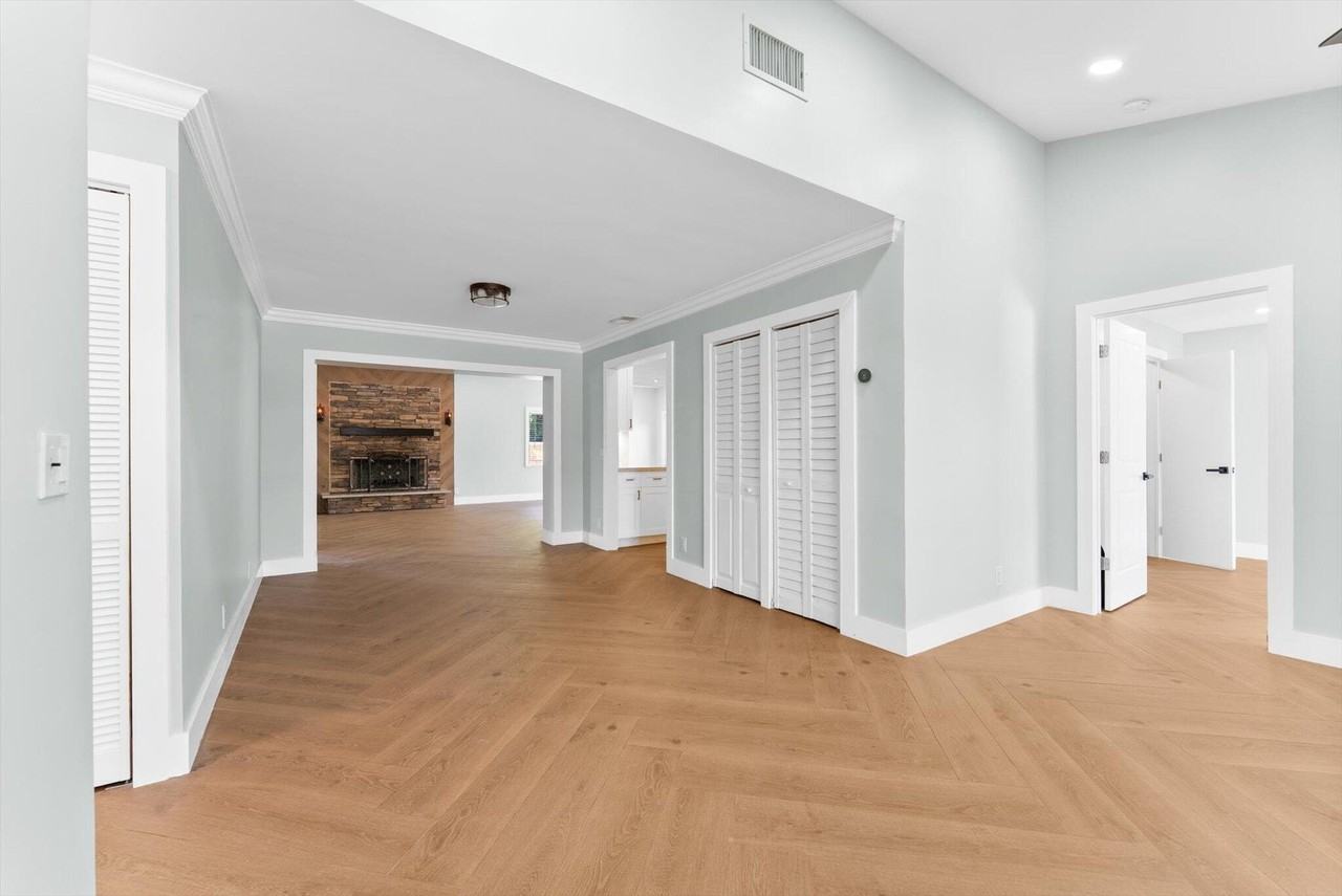 1721 Sw 10th St - Photo 5 of 34