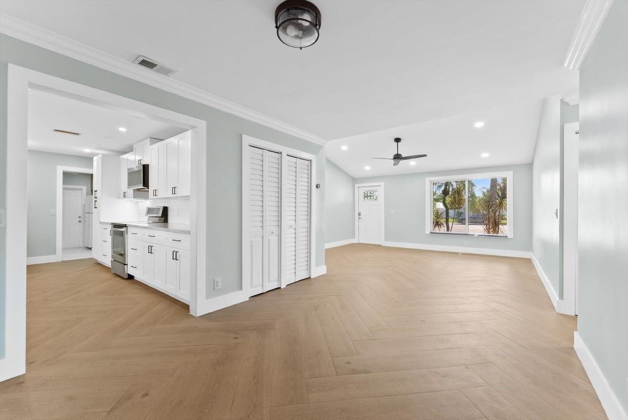1721 Sw 10th St - Photo 6 of 34